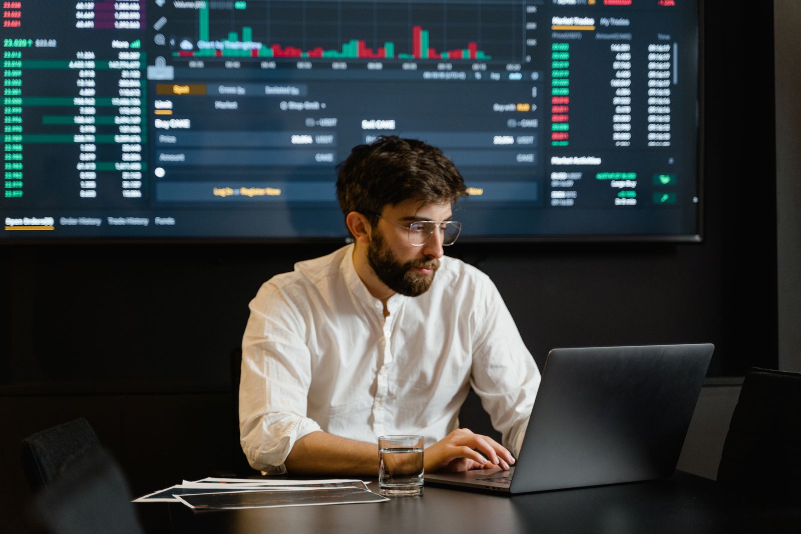 Analyst monitoring trading and reconciliation screens