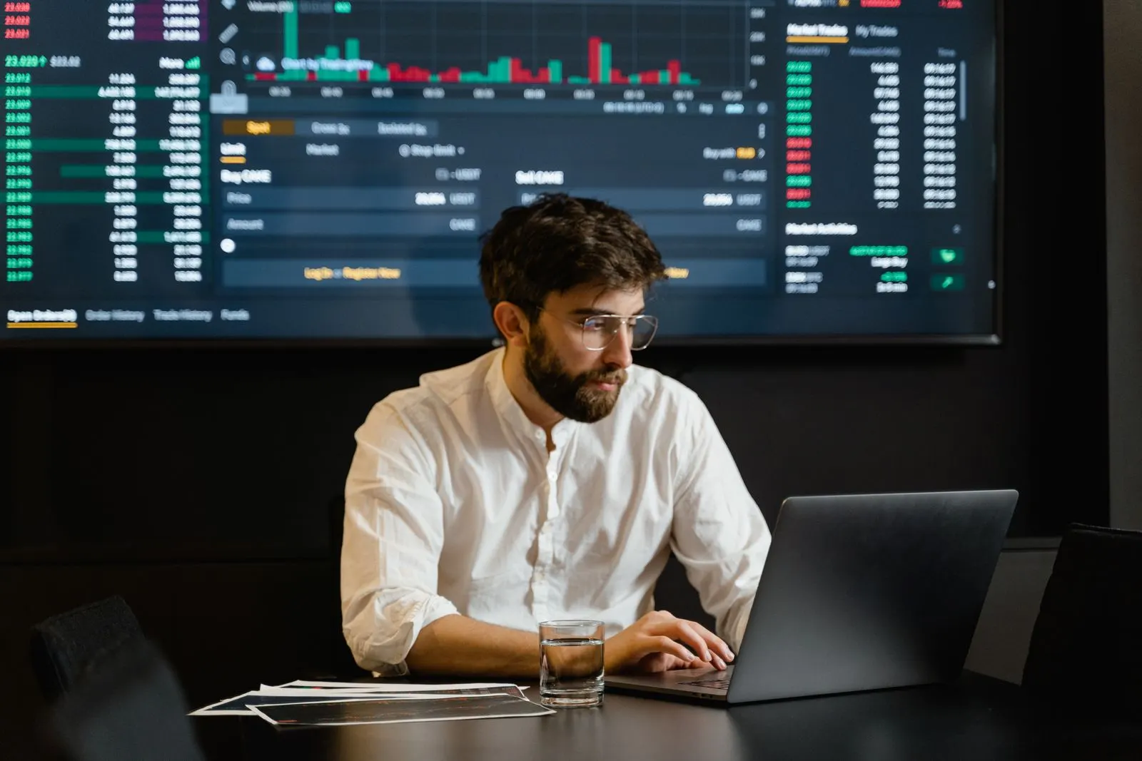 Analyst monitoring trading and reconciliation screens